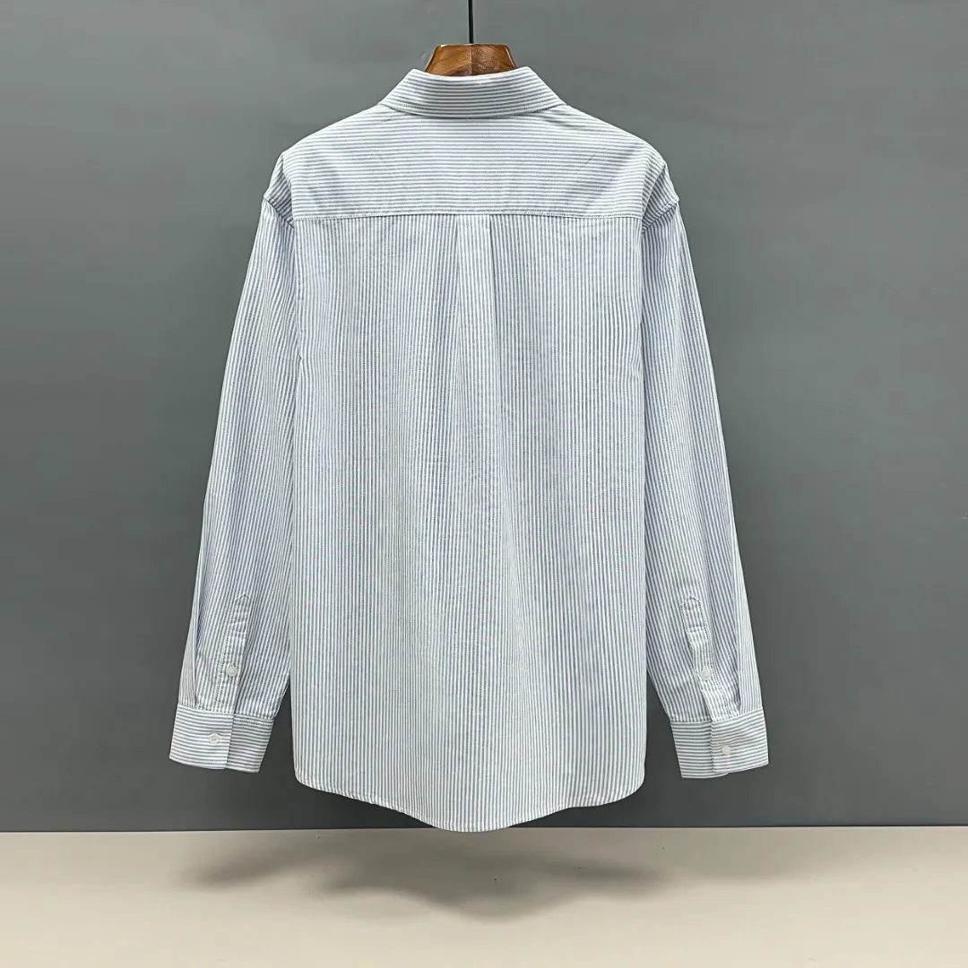 🅿️230 Ralph Lauren/Ralph Lauren imitation striped embroidered shirt. It is made of 100% cotton Oxford fabric. The 100% cotton material makes it very breathable. It is comfortable to wear and not easy to sweat. It has a loose fit and a three-dimensional upper body. The lines are smooth and natural. From the shoulder line to the waistline and then to the hem, the line transition is smooth. There are no unnecessary folds or accumulation. The whole body is neat and stretched. The chest is embellished with the iconic pony embroidery. It is simple but highly recognizable. The color transition of the embroidery thread is natural. The stitches are even and the spacing is uniform and the stitches can be connected naturally. The lines are smooth and not stiff. Color: Blue Size: S M L XL